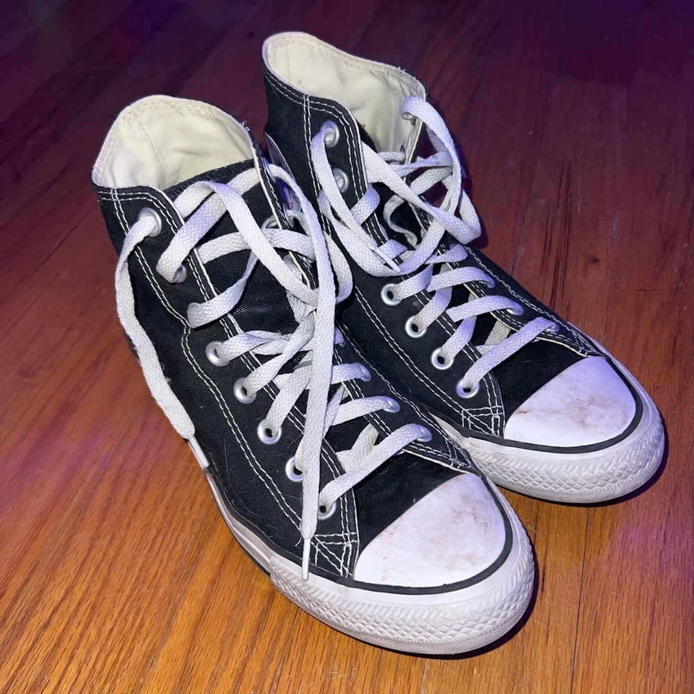 Black Converse Chuck Taylor’s - Women’s 9